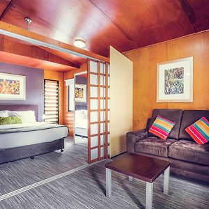 Bungalow Queen Bed
